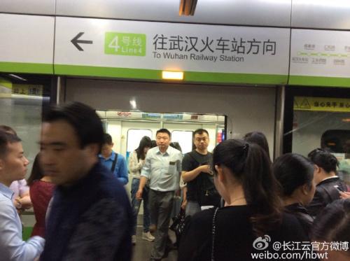 武汉地铁一列车运行中数次现火花 已退出运行